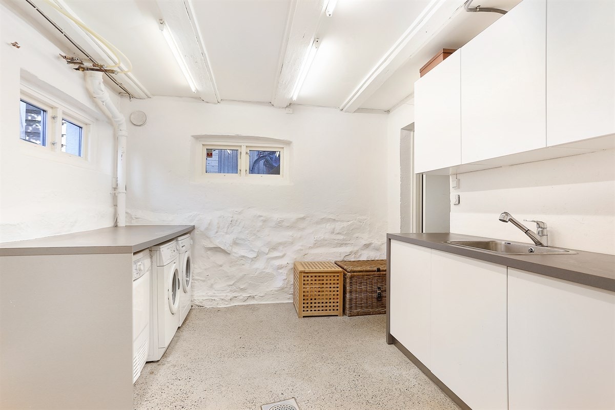 Vaskerom med innredning og servant i kjelleretasje Galleribilde