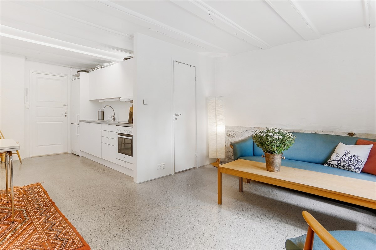 Innredet hybel/praktikantdel i kjeller med kjøkkeninnredning Galleribilde