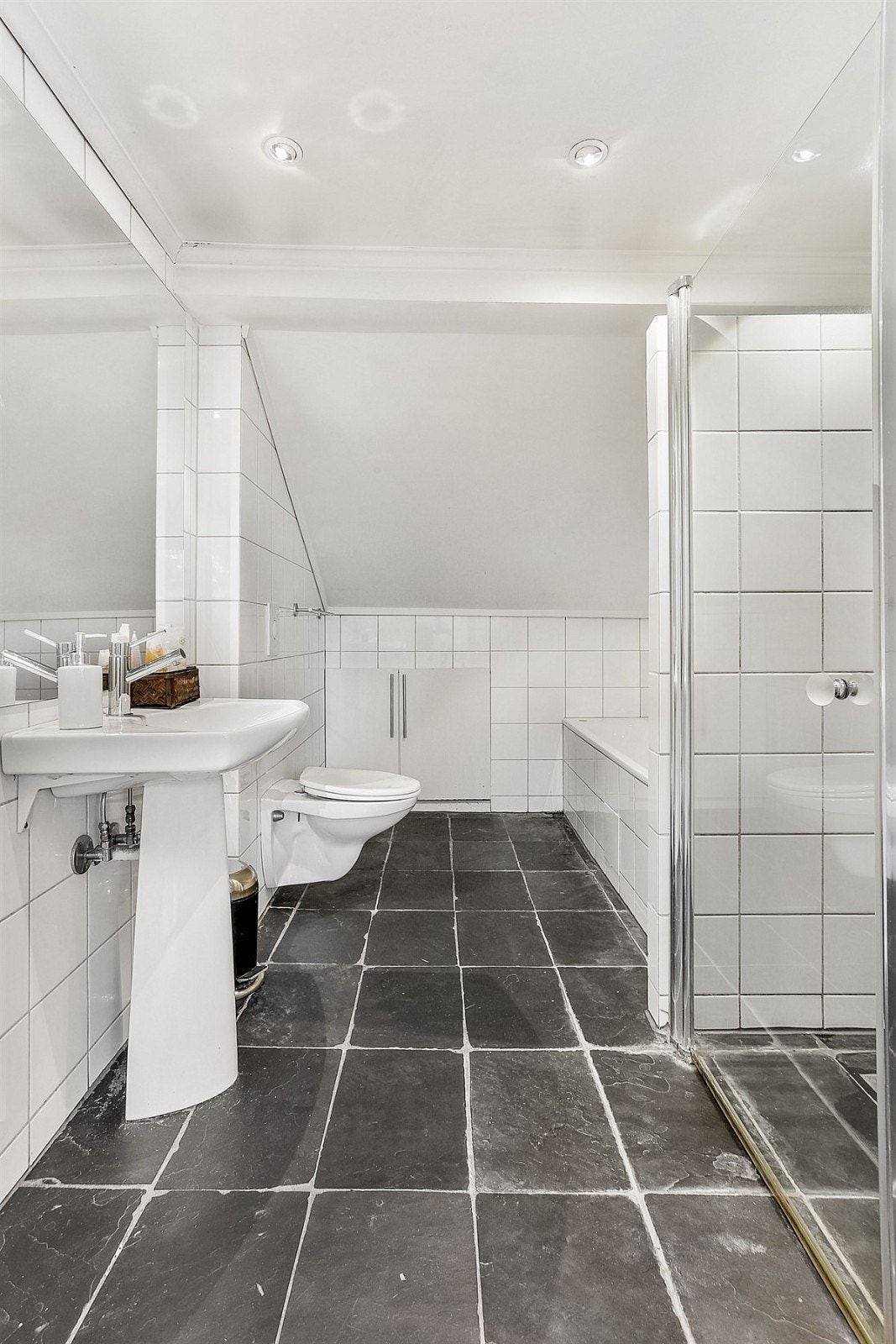 Flistlagt baderom med dusjhjørne i loftsetasjen Galleribilde