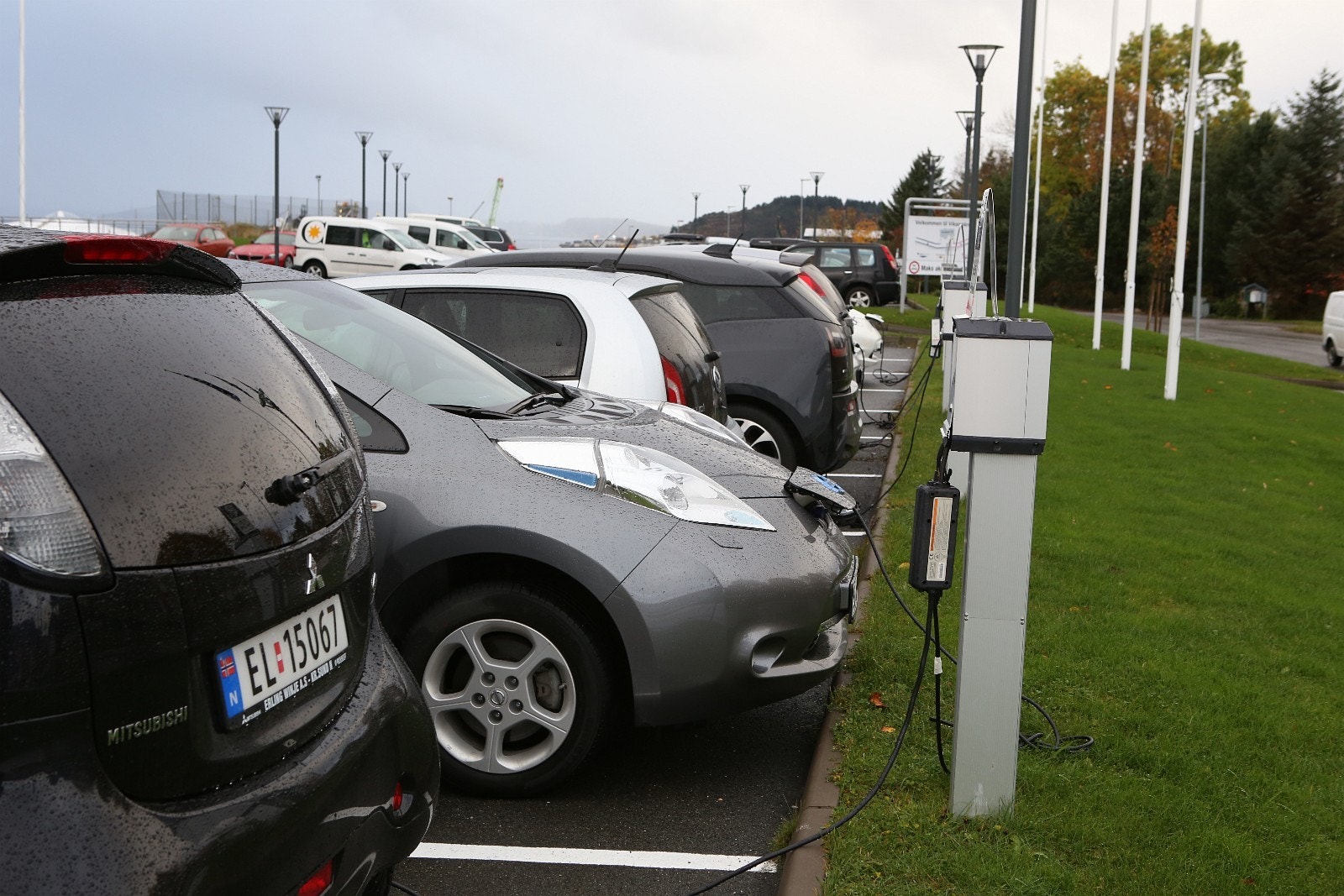 Parkeringsplass med ladere for elbiler Galleribilde
