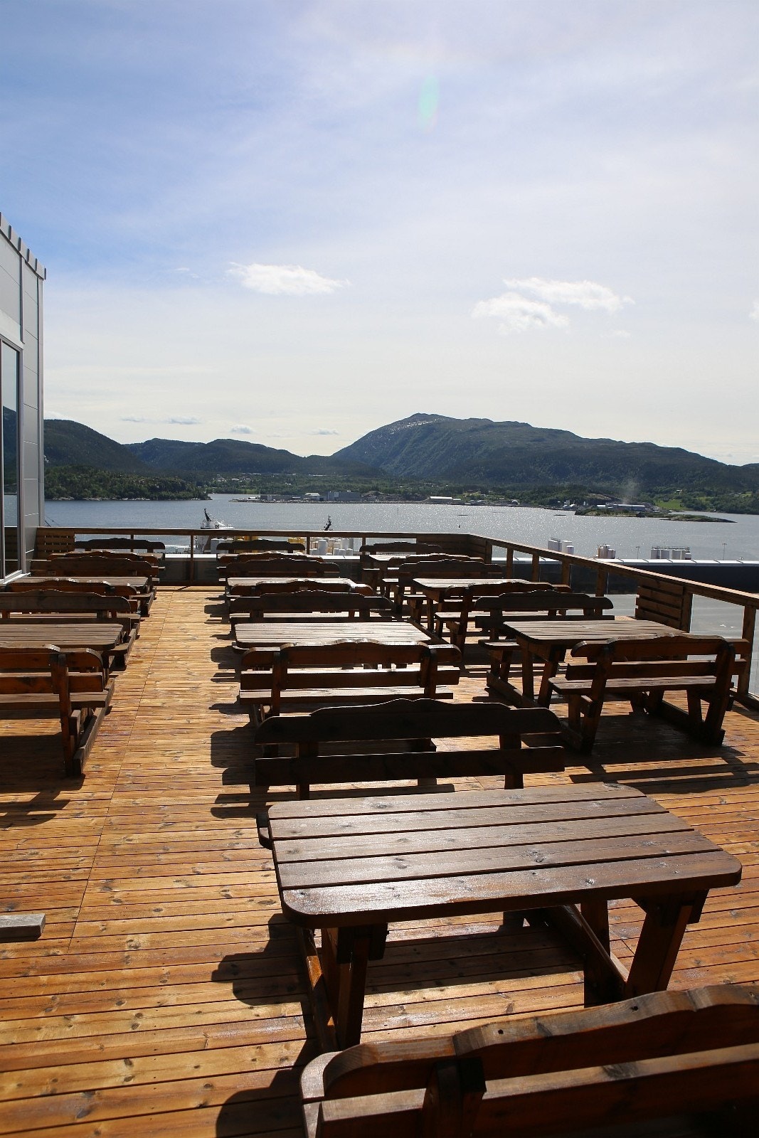 Fantastisk utsikt fra takterrassen ved kantine i toppetasjen Galleribilde