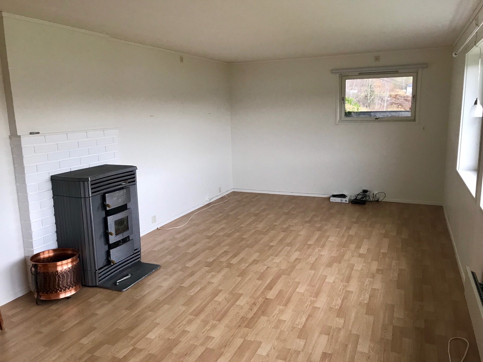 Stuen har varmekabler i gulv, vedfyring og uttak til kabel-tv med internett 100mbs ned/opp som er inkludert i leien. Galleribilde