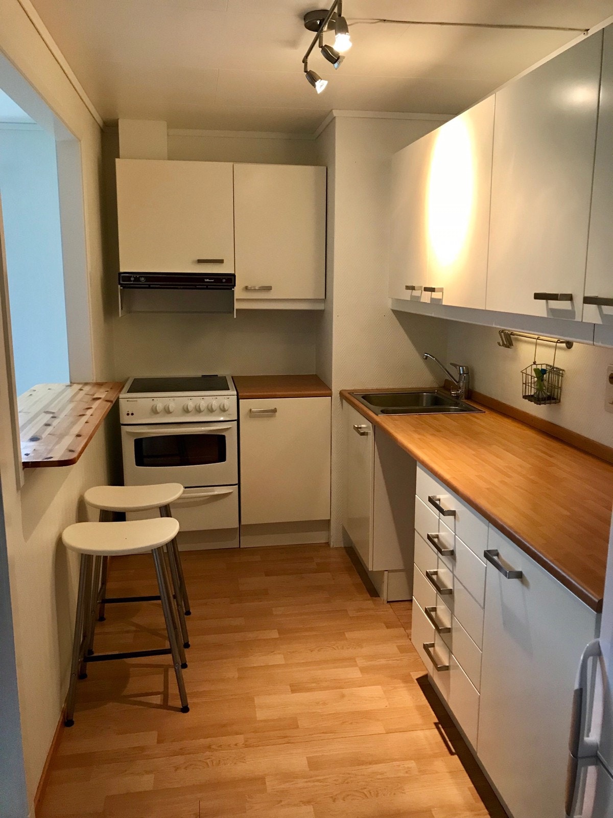 Kjøkken med barløsning mot stuen. Opplegg for oppvaskmaskin. Galleribilde