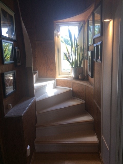 Trapp til 2. etasje med originalt finerpanel fra 1932. Galleribilde