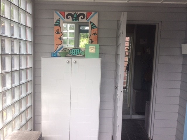 Innenfor entreen har man gjestetoalett og skyvedørsgarderobe. Galleribilde