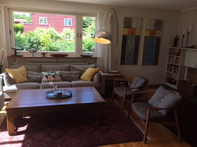 Stuen har lysinnslipp fra 3 retninger:Store vinduet i hver endre, samt glasskyvedører mot veranda. Galleribilde