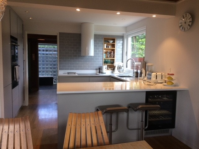 HTH-kjøkken fra 2016 i åpen løsning mot spisestue. Kjøkkenet har integrerte hvitevarer, benkeplate i Silestone benkeplate og vinskap. Galleribilde