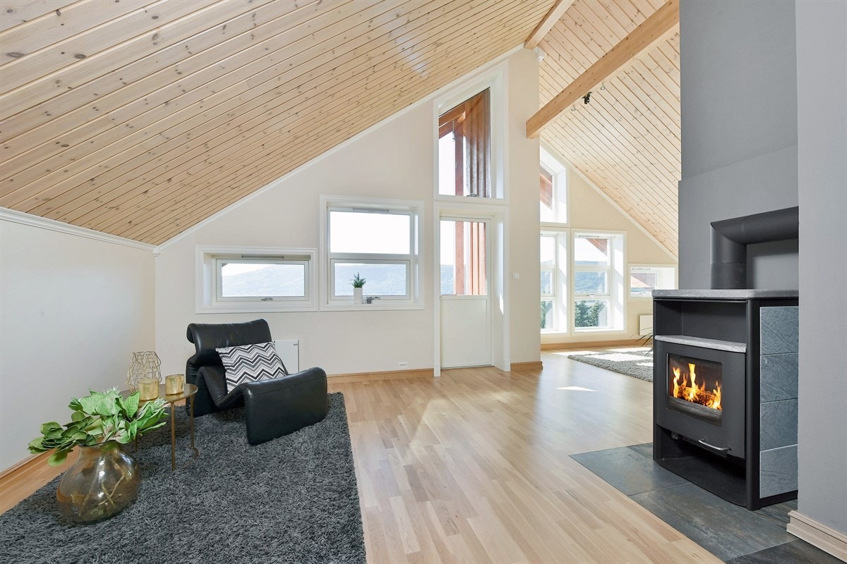 I tredje etasje har eneboligen en vakker og luftig loftstue med parkett på gulv, sjenerøs takhøyde og store vindusflater opp til mønet som gir en lys, behagelig atmosfære. Galleribilde