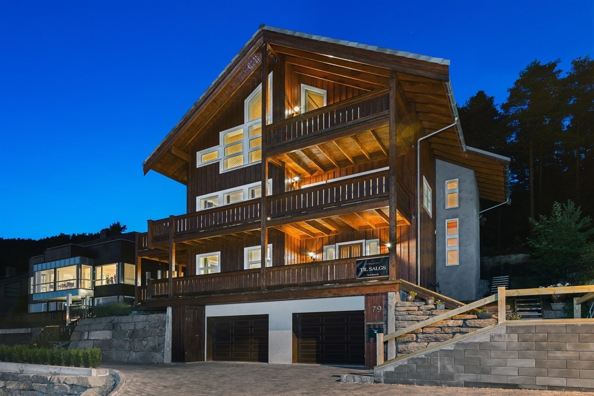 På kveldstid er boligen vakker og bidrar til å lyse opp et ellers fint boligområde. Galleribilde