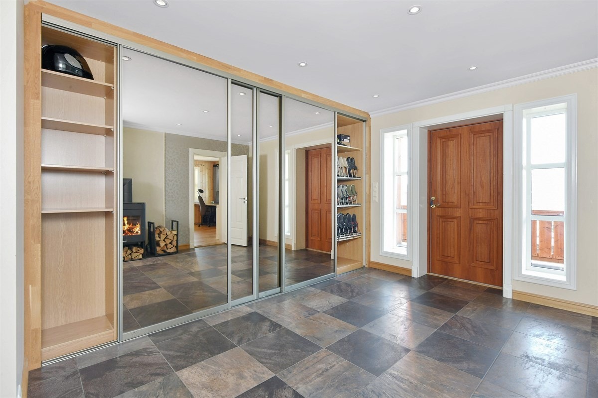 Boligen har også rikelig med lagringsplass i en stor skyvedørsgarderobe i entreen. Galleribilde