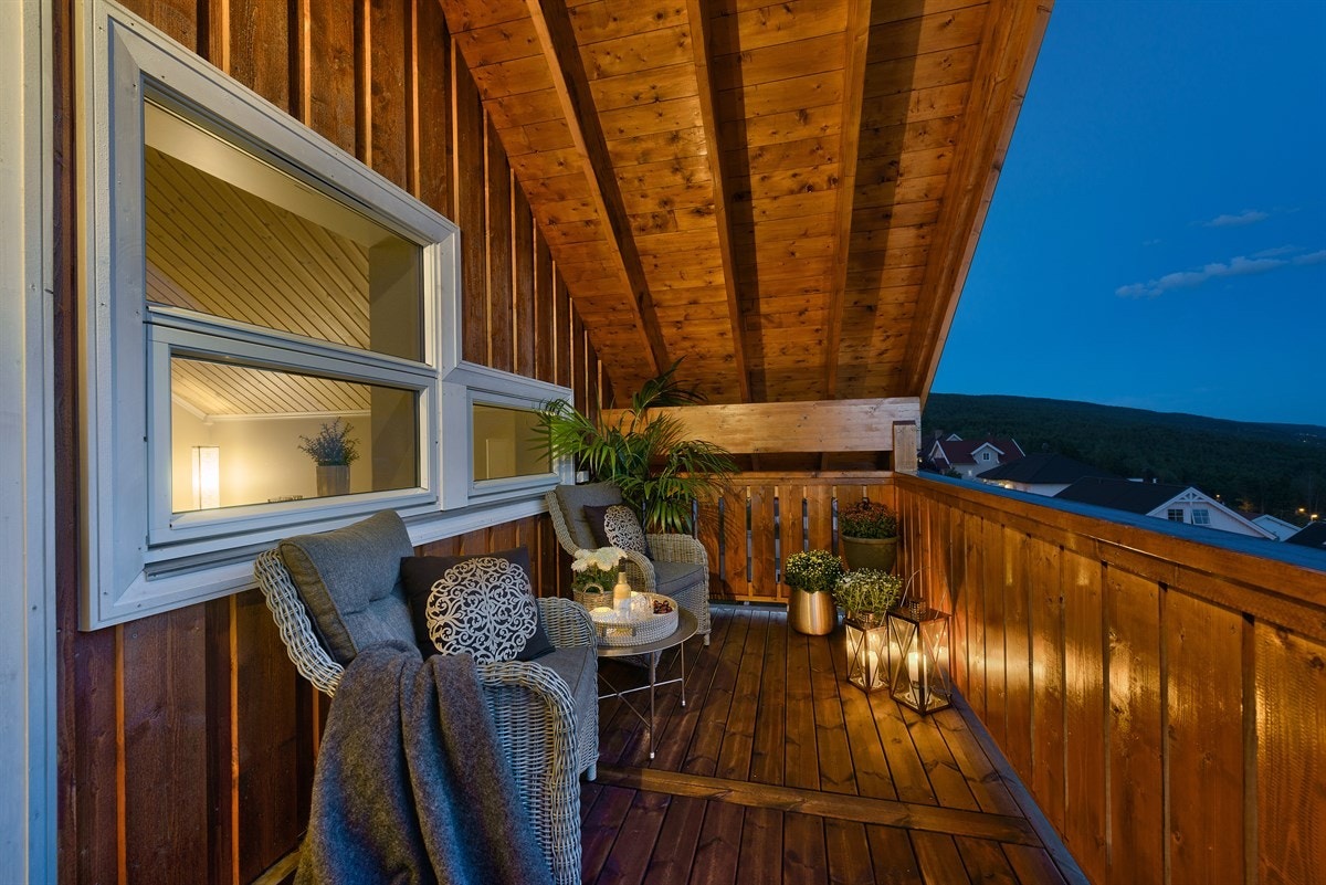 Balkongen er koselig bygd og er et sted hvor venner og familie kan skape mange finne stunder og minner. Galleribilde