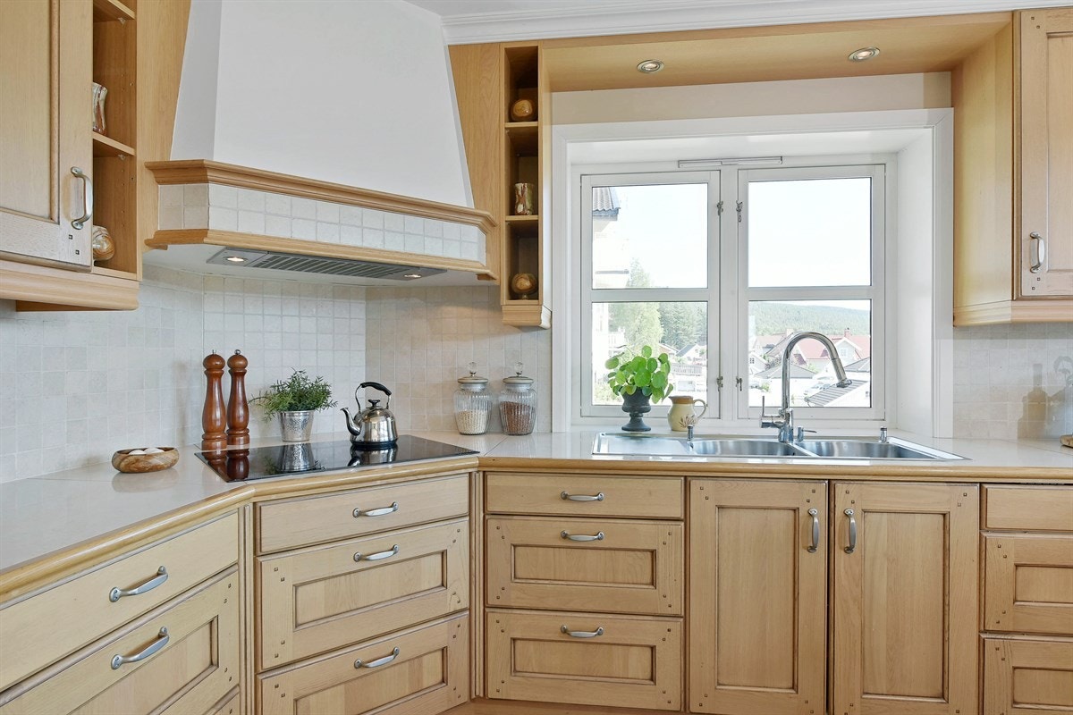 Kjøkkenet er utstyrt med dobbel oppvaskkum. Galleribilde