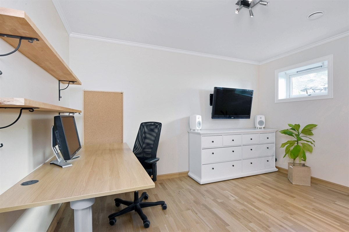 Behaglig og lys rom til kontor bruk eller gjesterom. Galleribilde