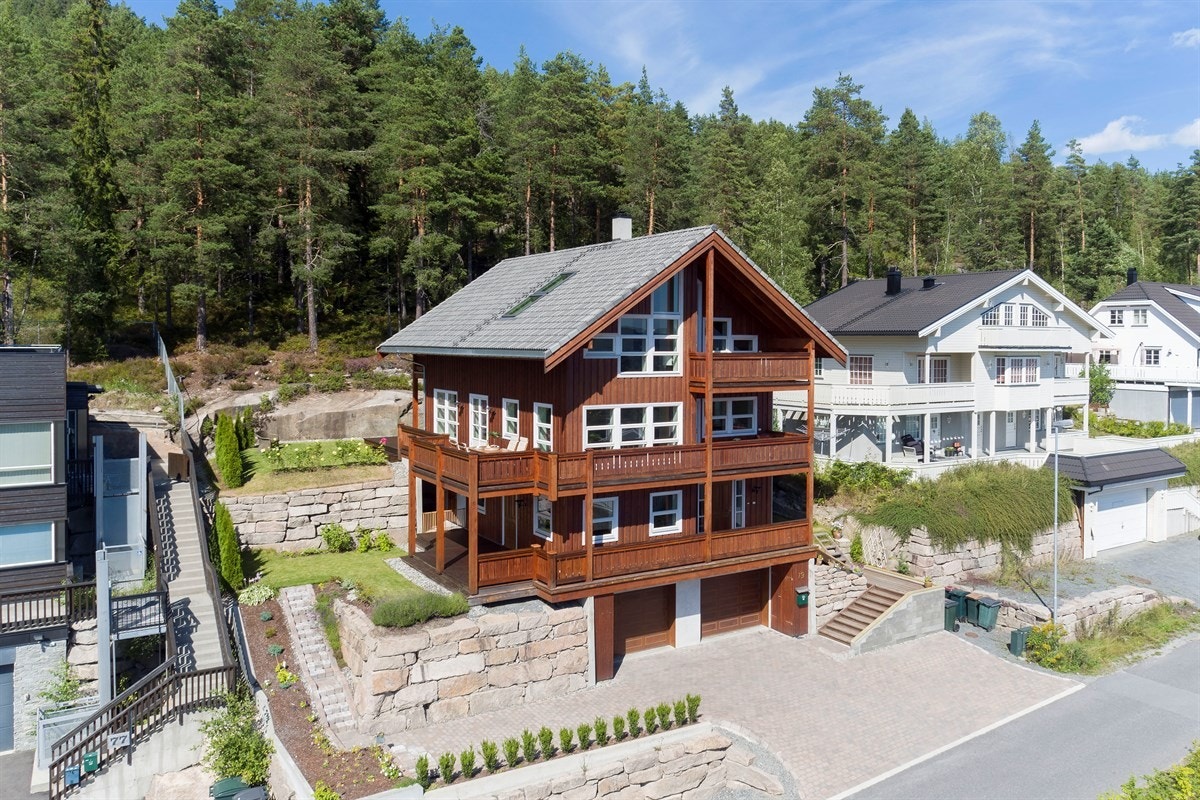 Privatmegleren ved John Granly Steen og Jørgen Braathen Becher har gleden av å presentere denne praktvilla over 4 plan med storslagen, vidstrakt utsikt og hybel/sokkelleilighet med potensielle leieinntekter på kr 9 000,- pr. mnd. Galleribilde