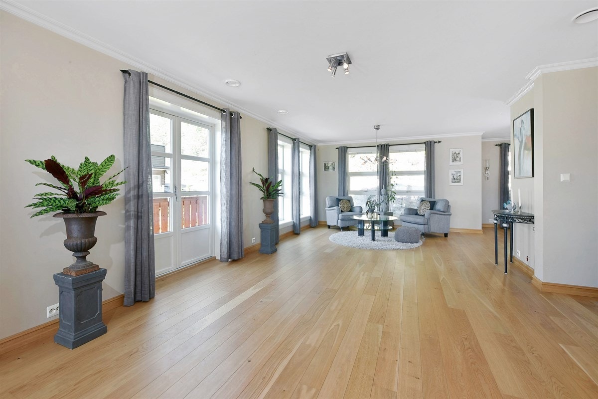 Store og fin vinduer som gir boligen et lyst og fint preg. Galleribilde