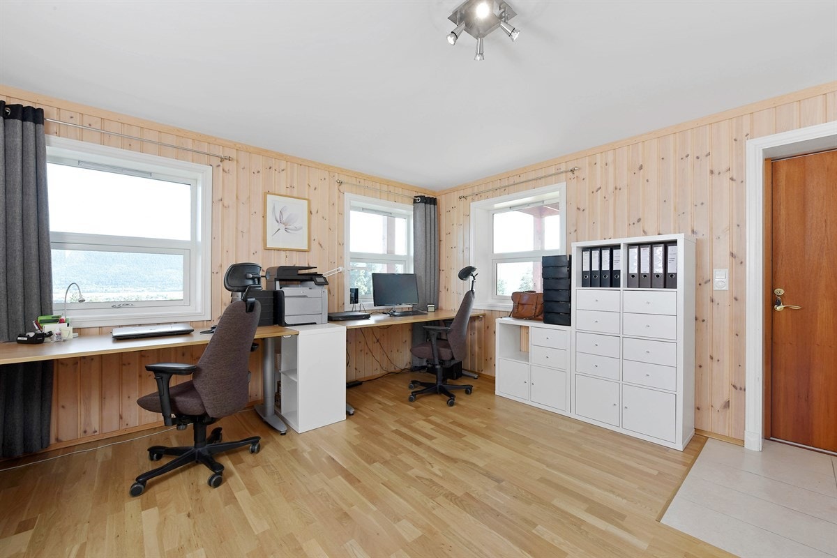 Hybelen ligger i første etasje og var opprinnelig bygd som en egen boenhet, men er senere år innlemmet i boligen med en dør inn til entreen. Galleribilde