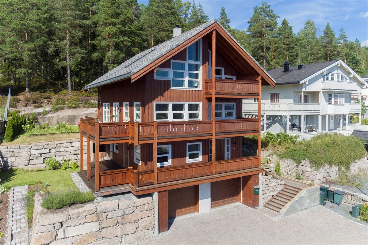 Bergås terrasse 79 er en nydelig praktvilla over fire plan med fantastisk, vidstrakt utsikt over boligbebyggelse, kulturlandskap og skogkledde åser. Galleribilde