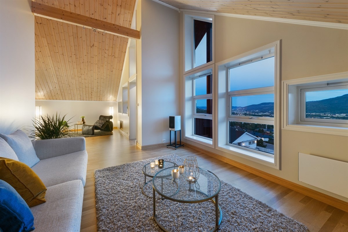 Stuen har god plass for stuemøblement og rommet har utgang til balkong, hvor utsikten kan nytes. Galleribilde