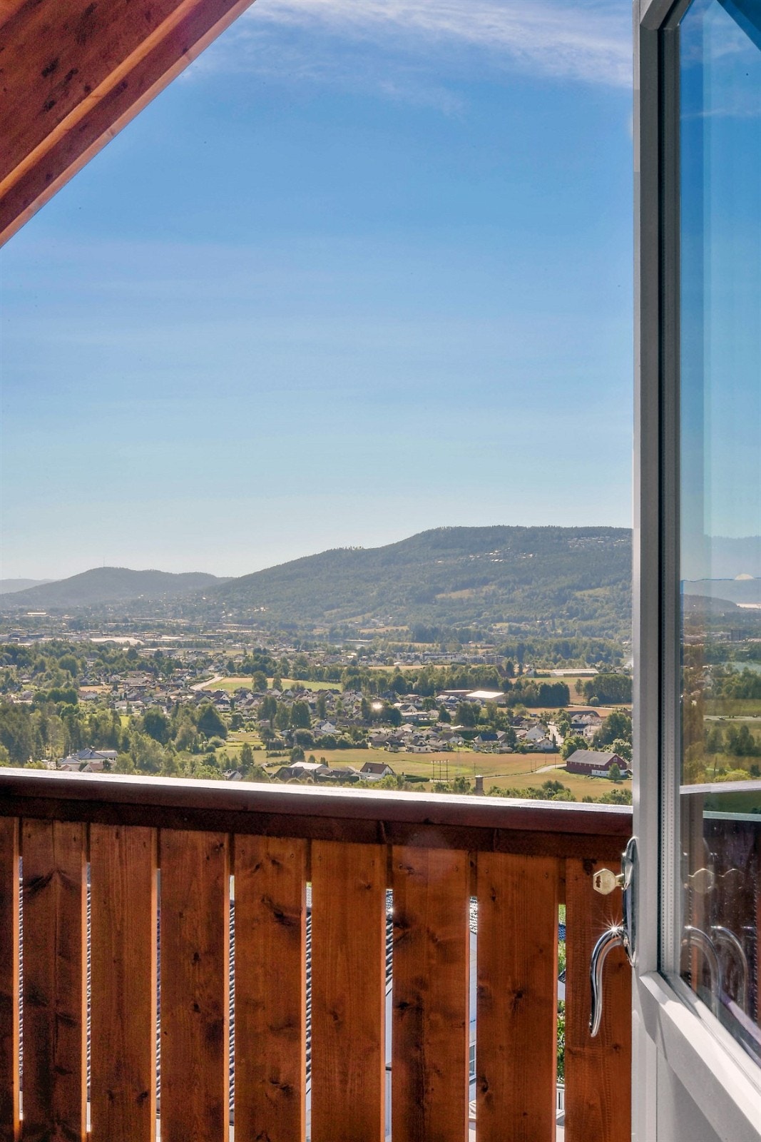 Loftstuen har utgang til en overbygd balkong. Galleribilde