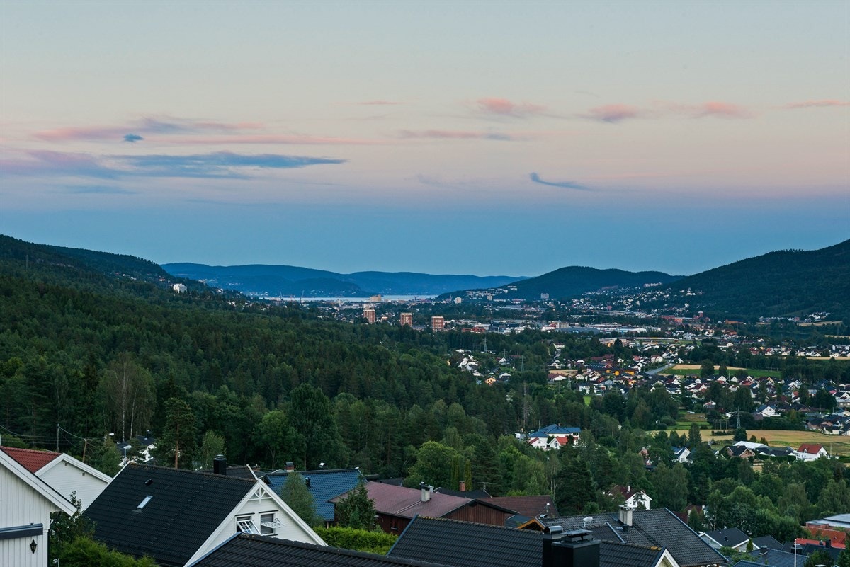 Utsikten kan nytes fra flere herlige uteplasser langs tre sider av boligen og det er sol fra tidlig morgen til ca. kl.20 på kvelden. Galleribilde