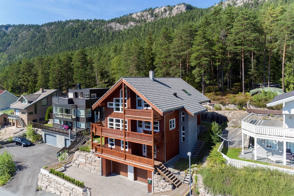 Dagligvarehandelen kan gjøres ved bl.a. Kiwi Solbergsenter, Rema 1000 Åssiden og Meny Åssiden. Galleribilde