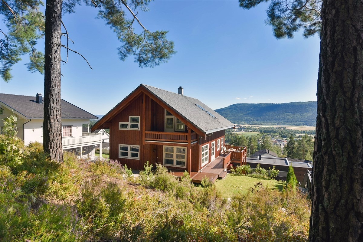 Det er lysløype i bakkant av boligen, samt lekeplass, skiløyper og treningssenter i området. Galleribilde
