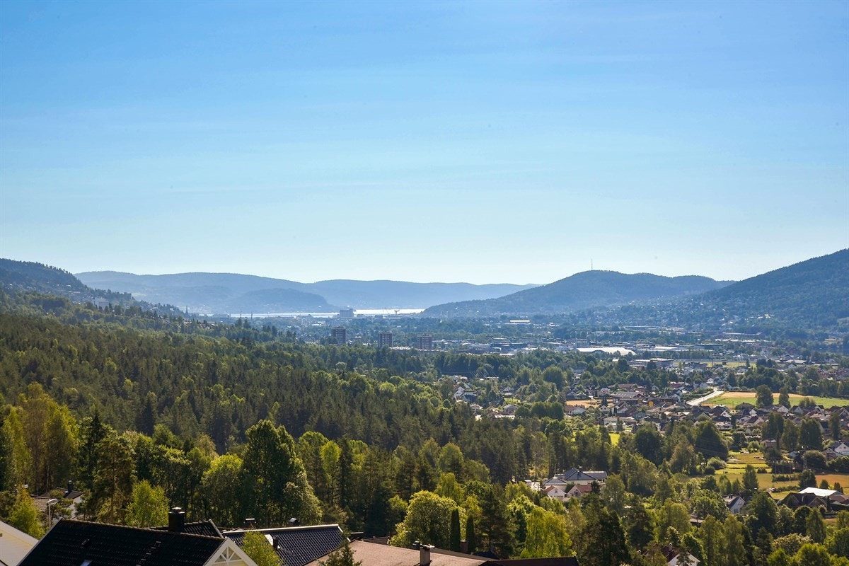 Boligen ligger høyt og fritt med en fantastisk, vidstrakt utsikt. Galleribilde