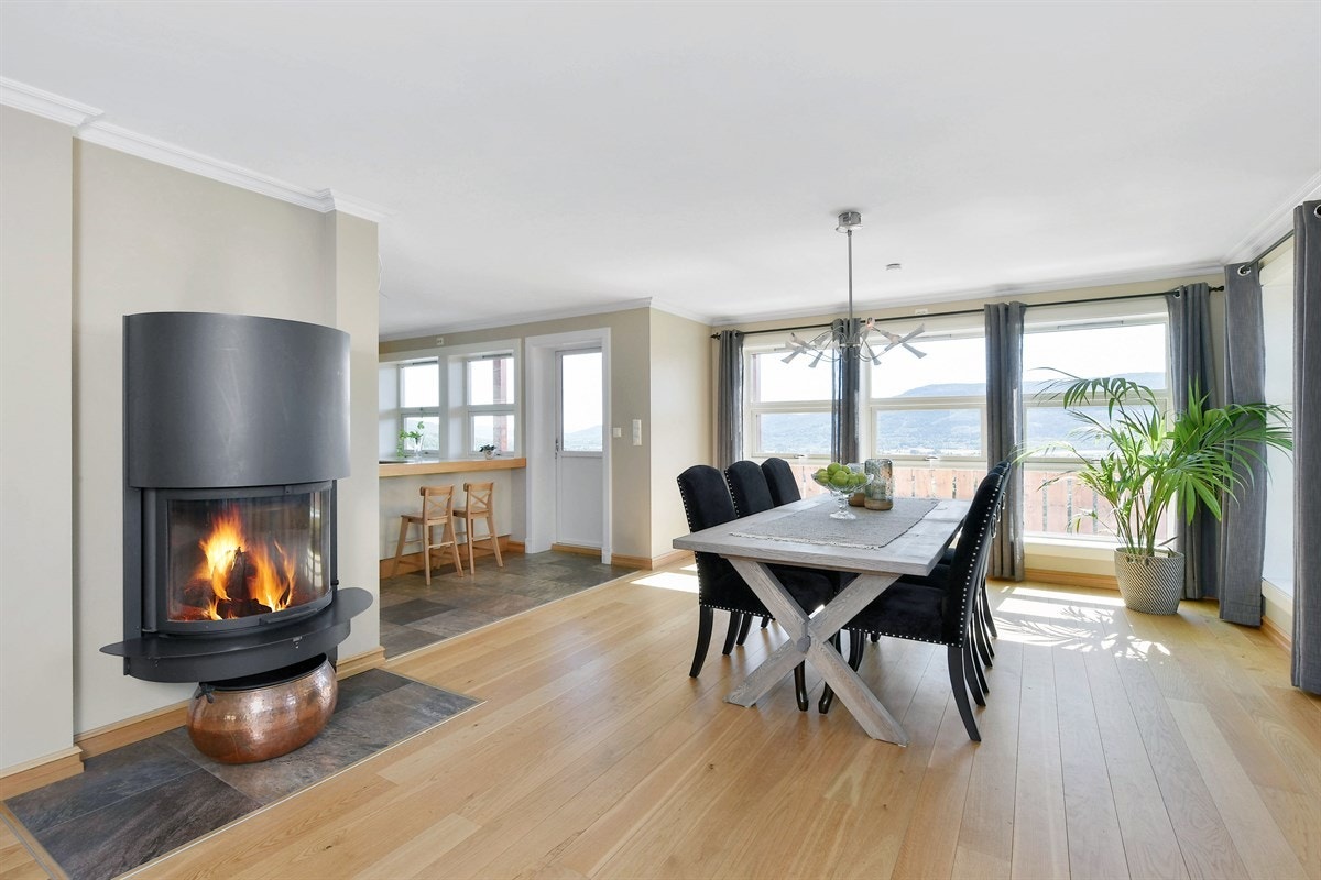 De store vindusflatene mot syd trekker den eventyrlige utsikten inn i rommet. Galleribilde