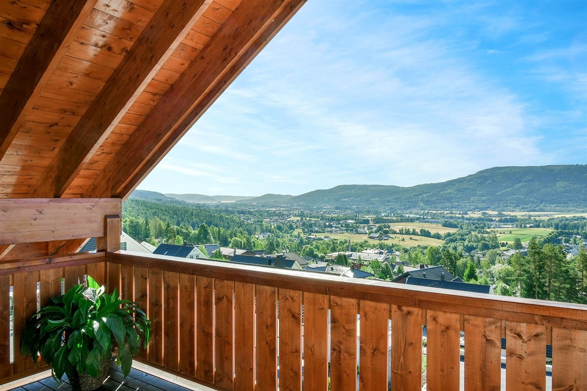 Fra balkongen er utsikten vakker med alt jorder til fjell. Galleribilde