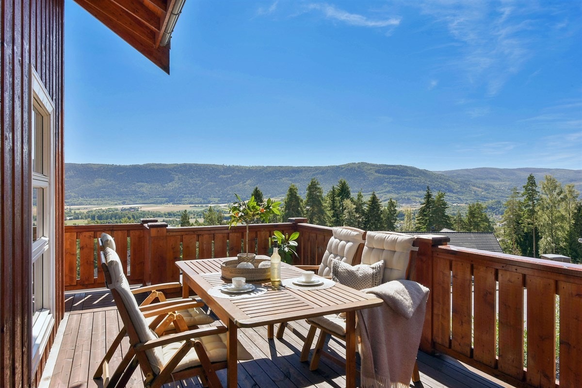 Koselig sittegruppe med tilhørende møblement og unik utsikt. Galleribilde