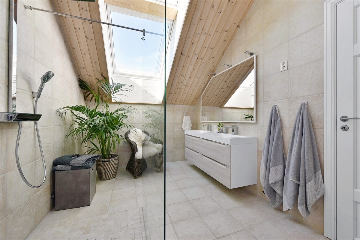 Boligen inneholder tre lekre bad, hvorav ett tilhører hybelen, samt et separat vaskerom. Galleribilde