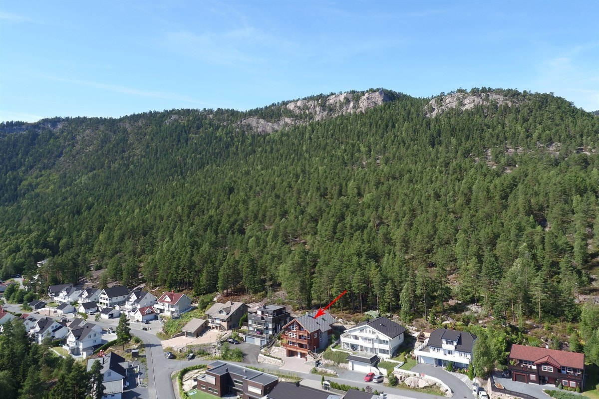 Dette er et barnevennlig boområde med gangavstand til barnehager, barne- og ungdomsskole og Solberg idrettsanlegg med fotballbaner. Galleribilde