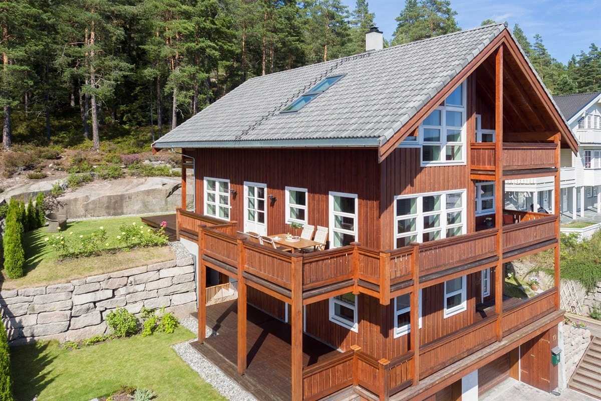 Boligen ligger høyt og fritt, grensende til skogen, på en sydvendt tomt med flotte solforhold. Galleribilde