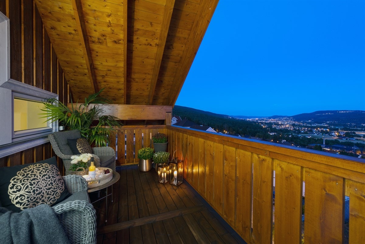 Det er plass til møblementer til balkong. Galleribilde