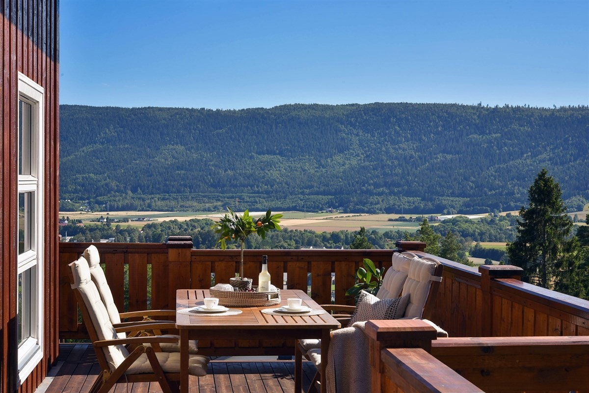 Det er gode sittegruppe løsninger på terrasse. Galleribilde