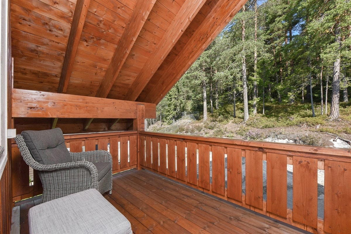 Balkong med meget gode muligheter for å sette opp et koselig utemøblement. Galleribilde