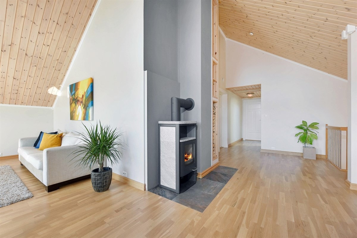 Boligen er oppvarmet med vannbåren gulvvarme i første etasje og på alle baderom, supplert med vedovn i første og tredje etasje, samt en stor peisovn i andre etasje. Galleribilde