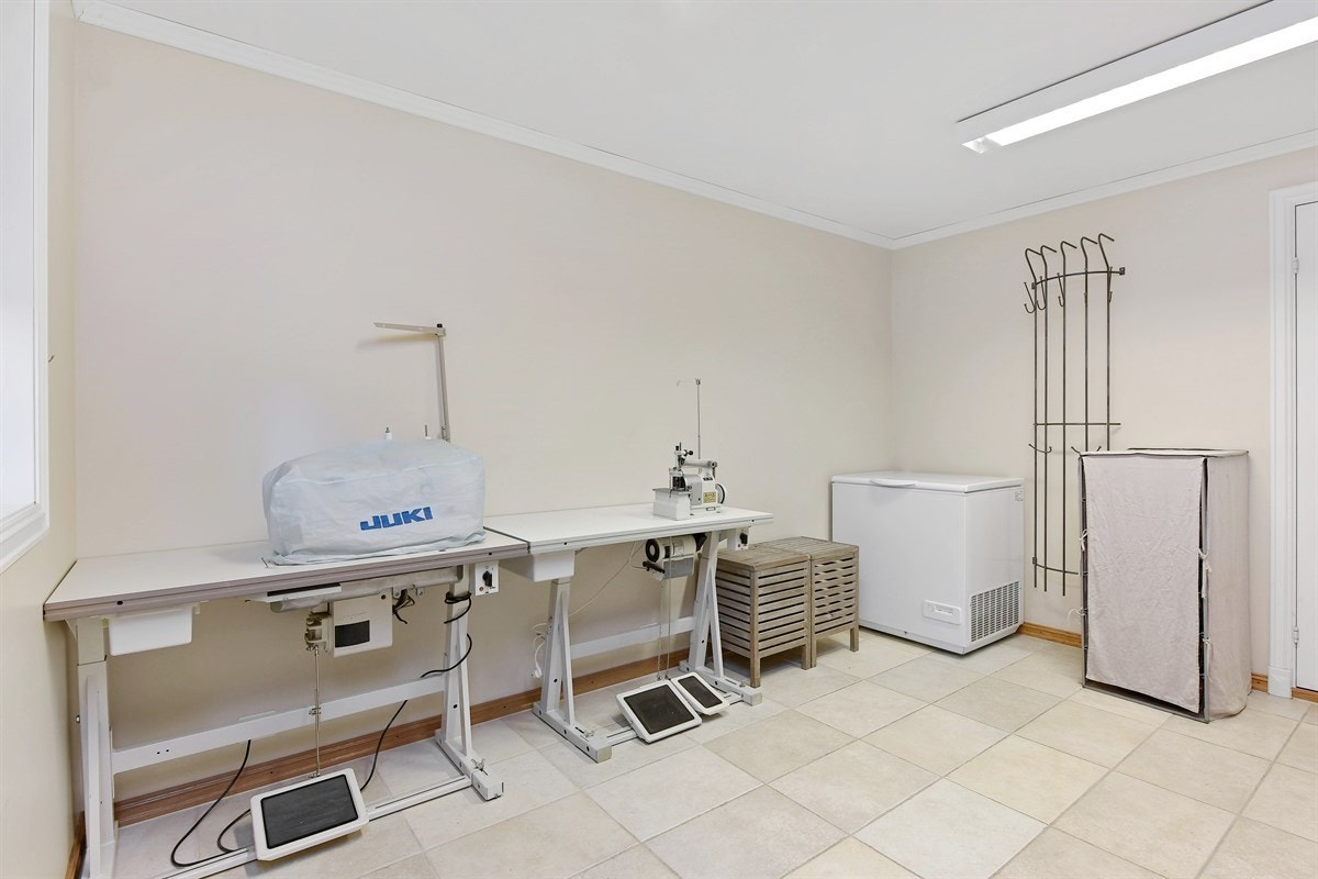 Rommet har selvfølgelig også opplegg for vaskemaskin og tørketrommel samt god plass til hobbyaktiviteter. Galleribilde