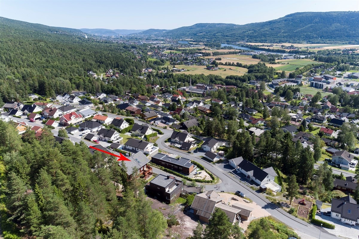 Utsikten kan nytes fra flere herlige uteplasser og i en hage som går over flere nivåer. Galleribilde