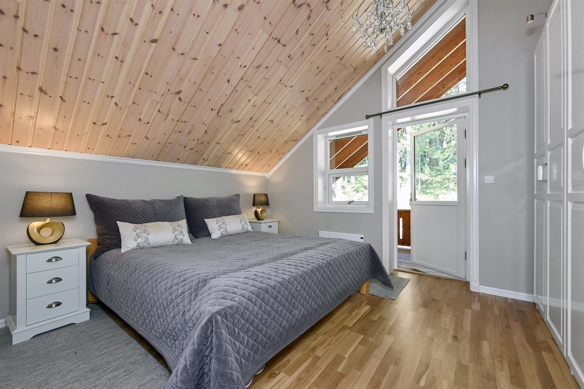 Eneboligen har tilsammen fem pene soverom/gjesterom, hvorav ett tilhører hybelen. Galleribilde