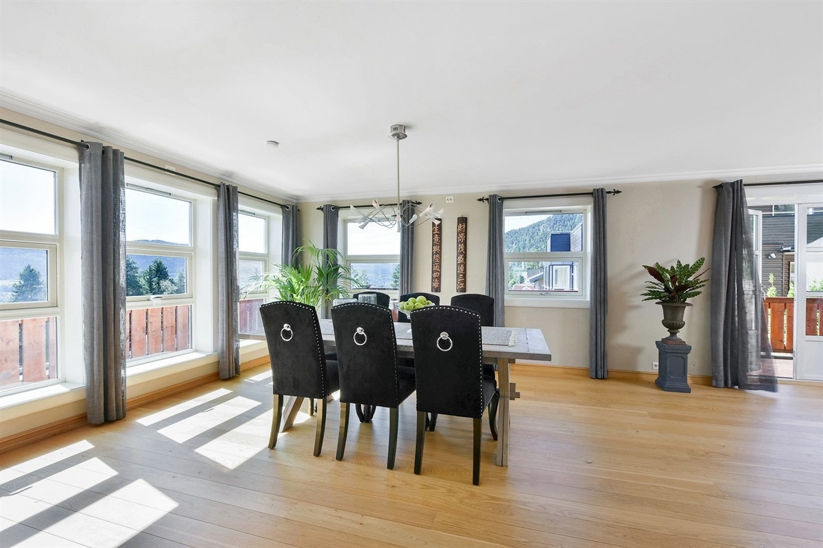 Fra stuen er det utgang til en meget stor terrasse, hvor sol og utsikt virkelig kommer til sin rett. Galleribilde