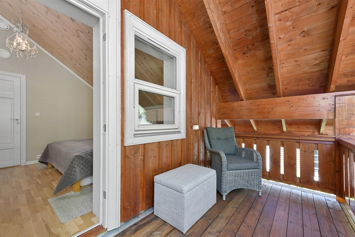 Hovedsoverommet har tilhørende garderobeskap og utgang til balkong. Galleribilde