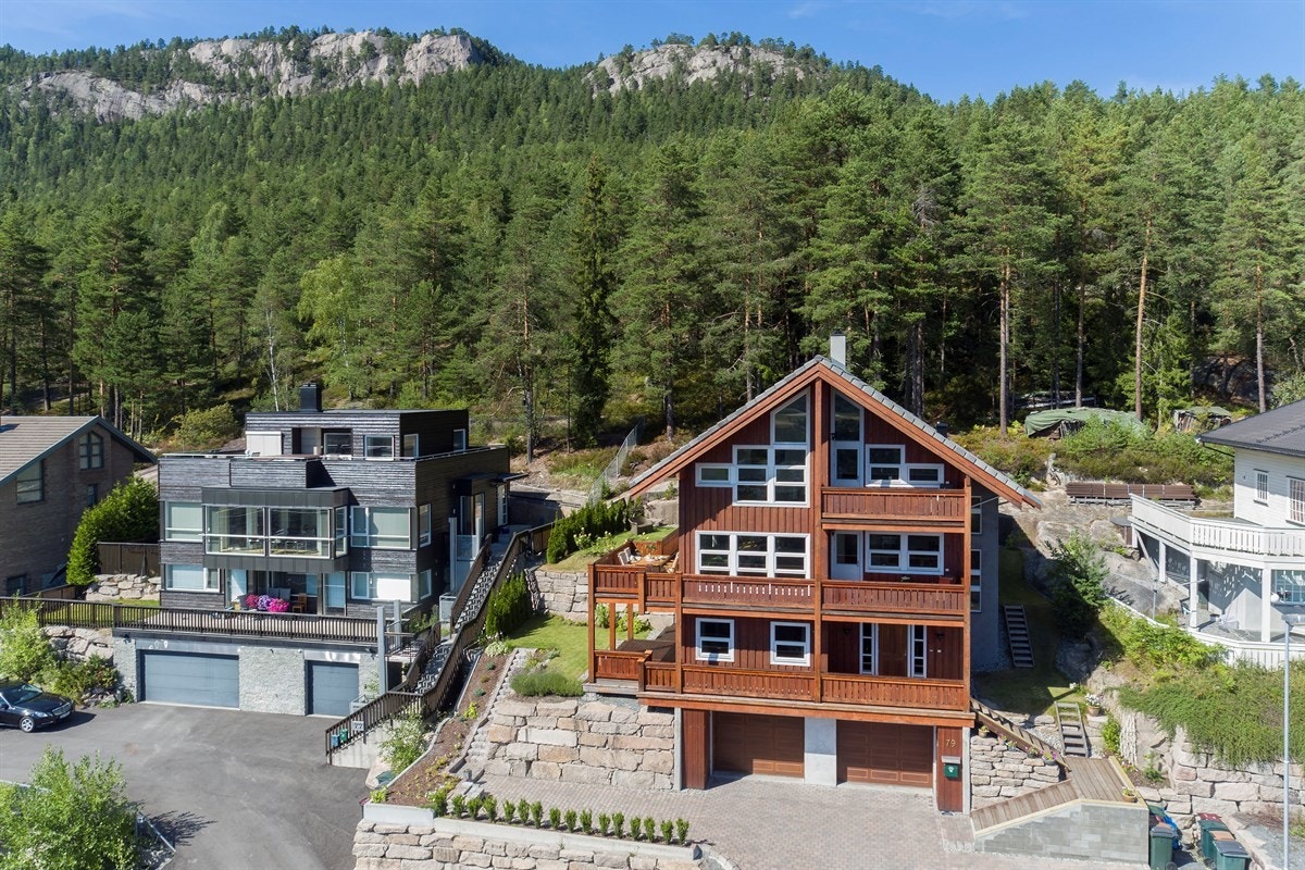 Ønskes det ytterligere servicetilbud er Buskerud Storsenter og Gulskogen store, moderne kjøpesentre med et rikt og variert utvalg av fasiliteter og servicetilbud. Galleribilde