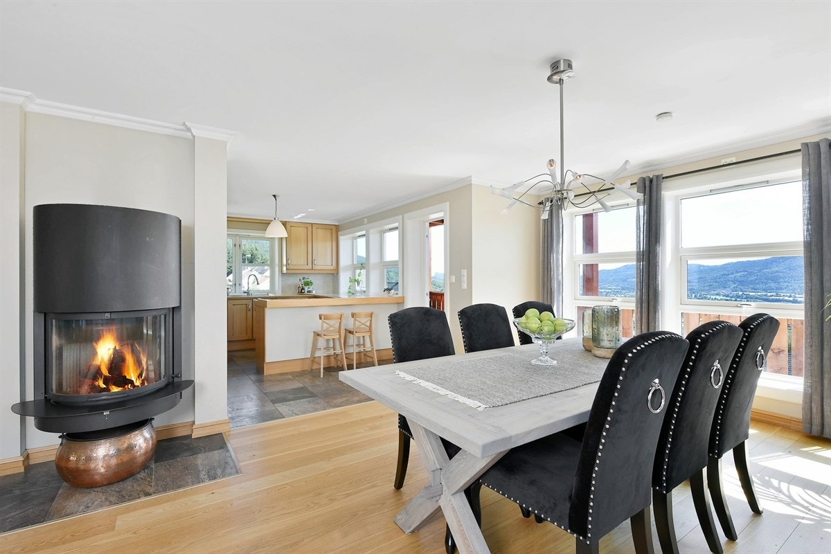 Stuen oppleves som innbydende med gode vindusflater som lar rommet bades i lys. Galleribilde