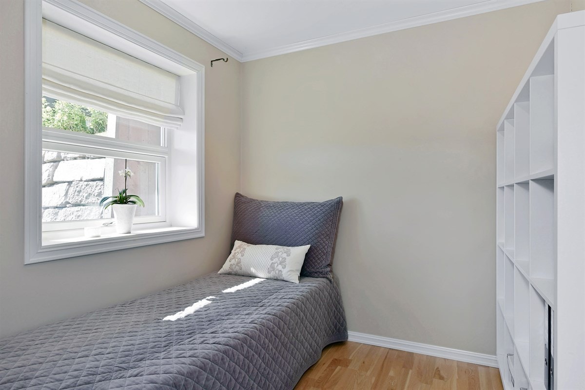 Hybelen har et pent soverom med god plass for garderobeløsninger. Galleribilde