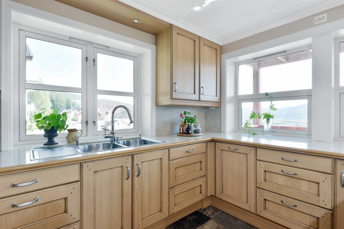 Videre er kjøkkenet utstyrt med integrert stekeovn, induksjonstopp, mikrobølgeovn, kjøleskap, fryseskap og oppvaskmaskin. Over kokesonen er det montert ventilator i damphette. Galleribilde