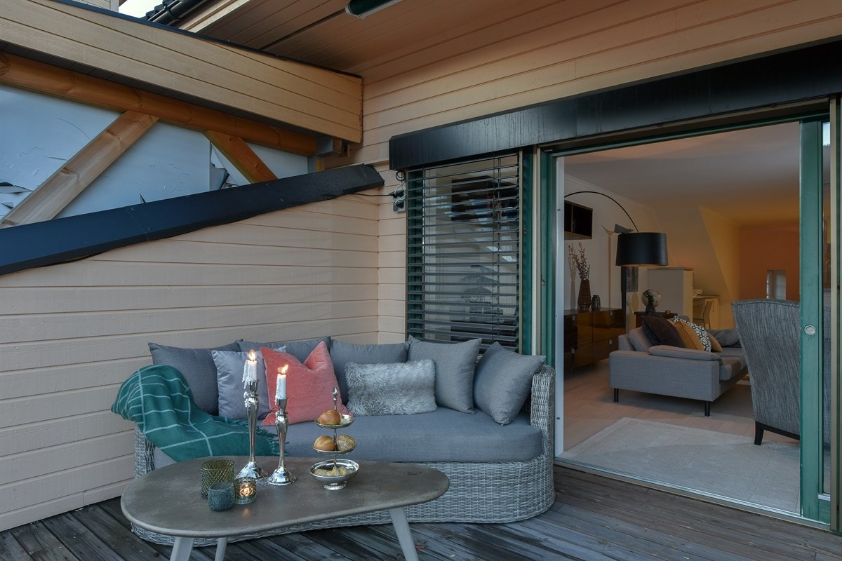 Fantastisk plass på terrasse til planter, utemøbler med mer. Galleribilde