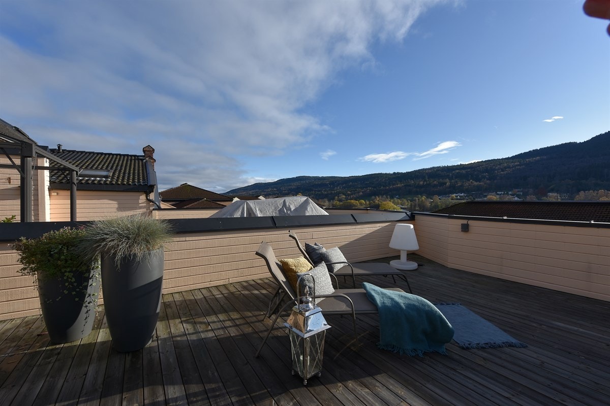 Terrassen er sydvendt og har en bred markise ved takutstikk som gir beskyttelse mot solen på ekstra varme dager. Galleribilde