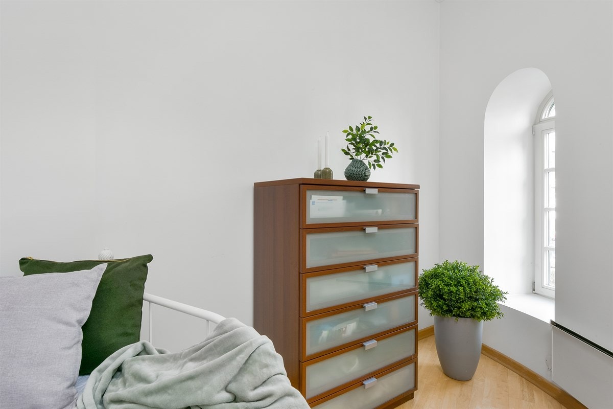 Boligen har for øvrig god lagringsplass med skyvedørsgarderobe i entré. Galleribilde