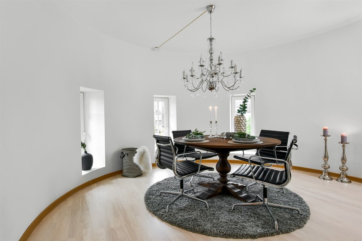 Spisestuen er lekker og ligger i det ovale tårnrommet. Galleribilde